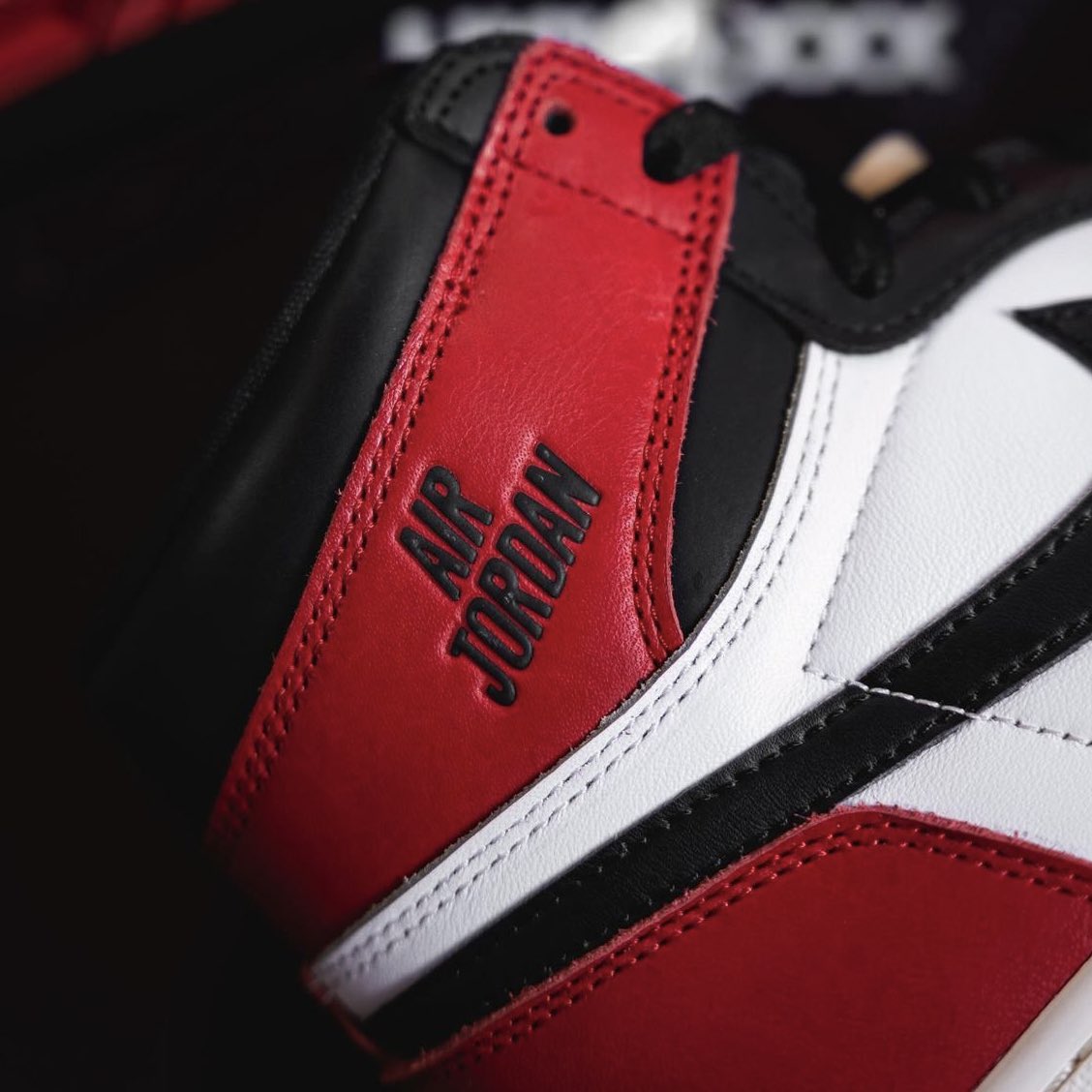 Air Jordan 1 High OG 'Black Toe Reimagined'⚫️🔴

最強カラー🔥🔥

📸：knowing_kicks