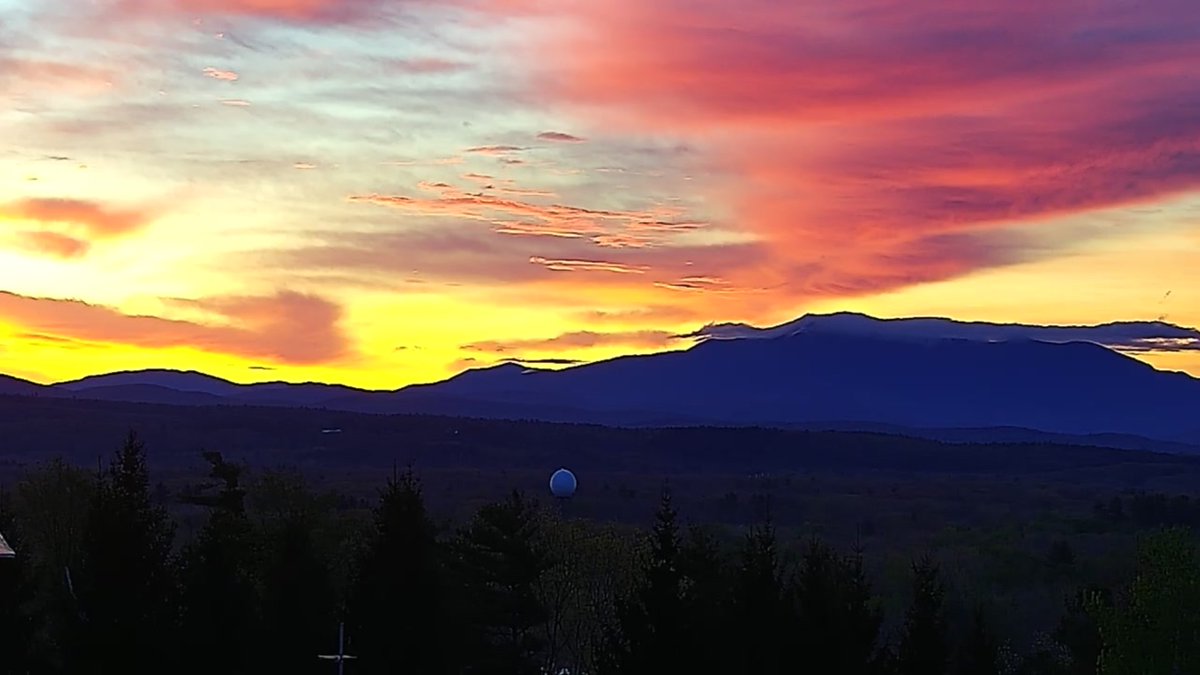 SUNRISE: 5:30 AM 🌅 Our morning skies are full of color here in the Champlain Valley. I will post a screenshot time-lapse of the sunrise a bit later on but for now, be mesmerized by this scene. How GLORIOUS! 😮 👉 See you on #ABC22 for more fresh forecast details! @WVNYWFFF