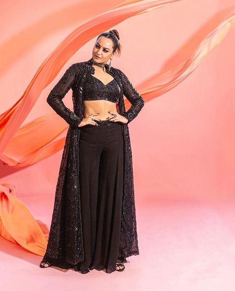 Bold and beautiful: Sonakshi Sinha exudes confidence in her striking black attire

#SonakshiSinha #sonakshisinhafc #bollywood #style #beautydefined #boldandbeautiful #glamour #MiddayEntertainment