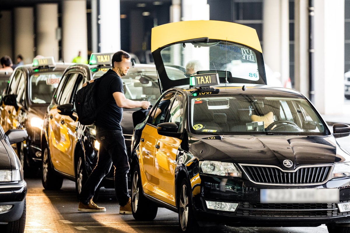 #AMB #EstimoelTaxi 

🙋‍♀️ Ei, TAXISTA! Si trobes un objecte oblidat per un client, ho has de comunicar al servei d'objectes perduts en un període màxim de 48 hores.  

Pots trucar al 93 70 70 600 o enviar un formulari: bit.ly/49laqB1