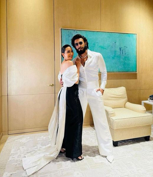 Karisma Kapoor and Ranveer Singh share a burst of laughter in this delightful moment

#karismakapoor #ranveersingh  #ranveersinghfans #ranveersinghnews #ranveersinghupdates #karismakapoorfans #ranveersinghfanclub #celebrity #bollywood #entertainmentweekly #MiddayEntertainment