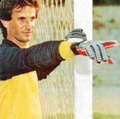 voltasport's tweet photo. 🎂 6️⃣6️⃣ John #Bonello
Cumple 66 años el exportero de la selección de Malta, uno de los primeros jugadores malteses en fichar por un equipo extranjero. Su carrera quedó estigmatizada en 1983 al encajar el histórico 12-1 ante España. https://t.co/tGuoFIHj78