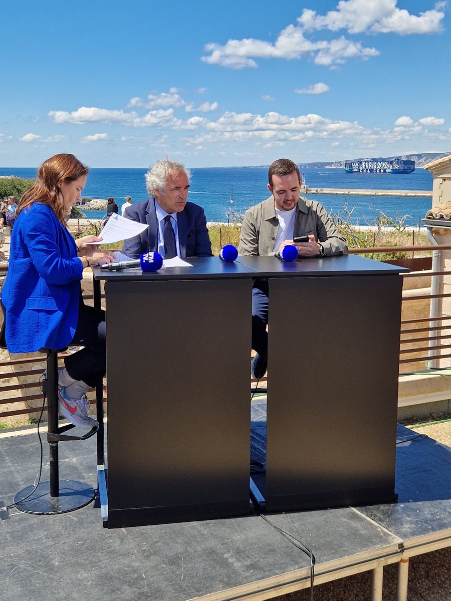 1️⃣ mercredi 8 mai 2024, sur la terrasse du fort St Jean <a href="/Mucem/">Mucem</a> 
<a href="/AshleyChevalier/">Ashley Chevalier</a> a pris les commandes de son @LeDejInfo spécial pour faire vivre la parade du #Belem dans la rade de Marseille
🎥 remote prod 3 caméra avec transmission fly 📡