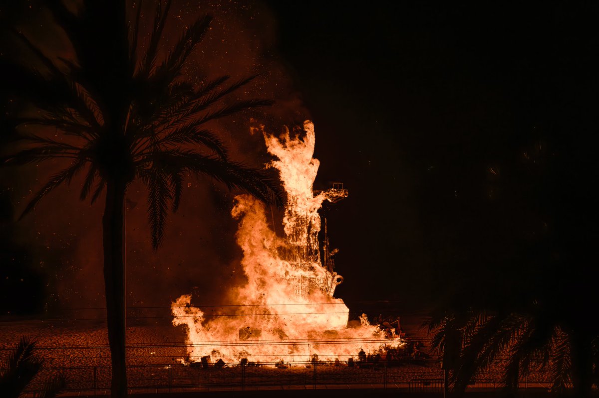 festesdemaig's tweet photo. 👿🔥 La Cremada del Dimoni, que se celebra la nit del 10 de maig, vigília de sant Anastasi, copatró de la ciutat, constitueix l’acte festiu més genuí i multitudinari del patrimoni festiu de #Badalona. Pero saps quin és el seu origen? Fil 👇 #FestesdeMaig https://t.co/941XZ3K1EN