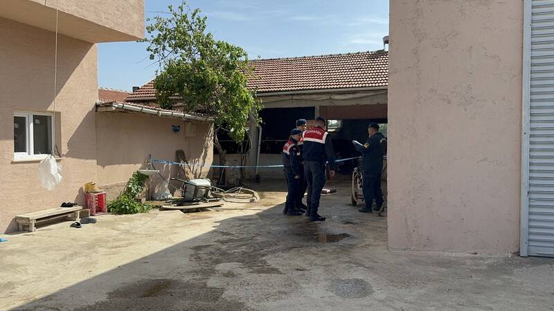 Baba, oğlunu öldürdü Eskişehir'de bir baba, ahırdaki hayvanların bakımını yapmadığını iddia ettiği oğlunu bıçaklayarak öldürdü.