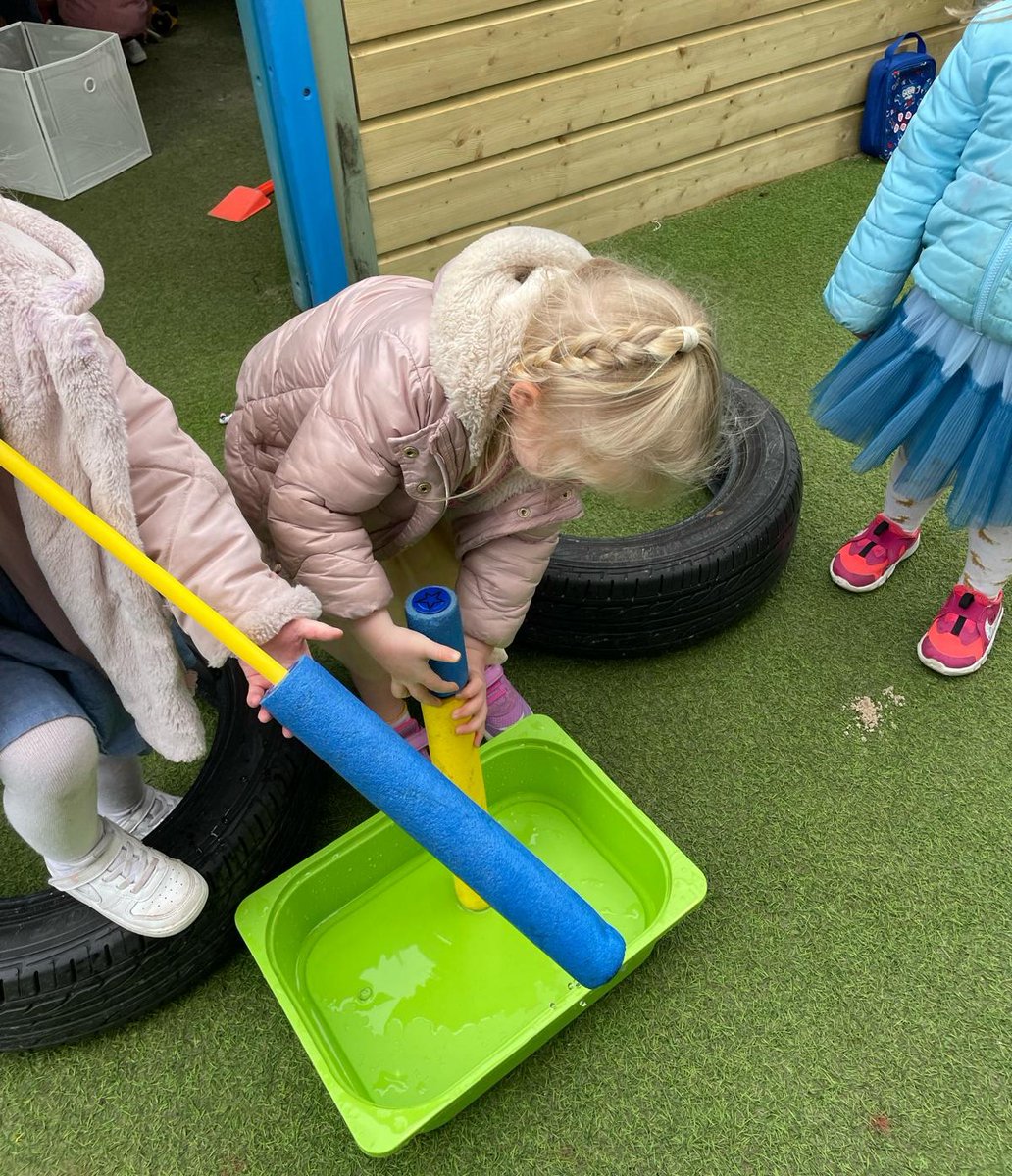 𝐒𝐭𝐞𝐩𝐚𝐬𝐢𝐝𝐞 𝐂𝐞𝐧𝐭𝐫𝐞:  Using water shooters is a great way to increase the Montessori children's interest in outdoor activities. They were aiming at a target rather than each other, of course #watershooter #outsideplay #daisychaincare #childcaredublin #daisychaindub
