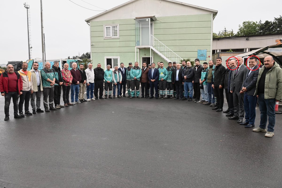 Danışman olarak atamadığını söylüyor ama hala yanında gezdiriyor.