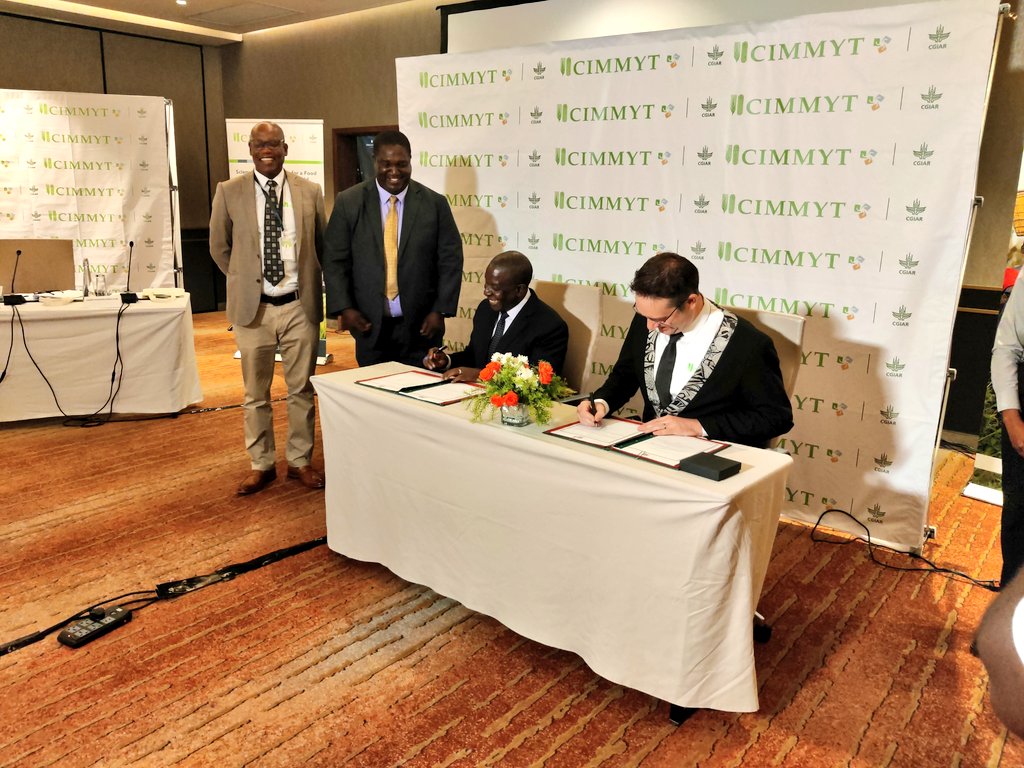 The signing of our new Host Country Agreement in #Zambia by the  Honourable Minister Reuben Mtolo Phiri and  Director General @bramaccimmyt of @CIMMYT