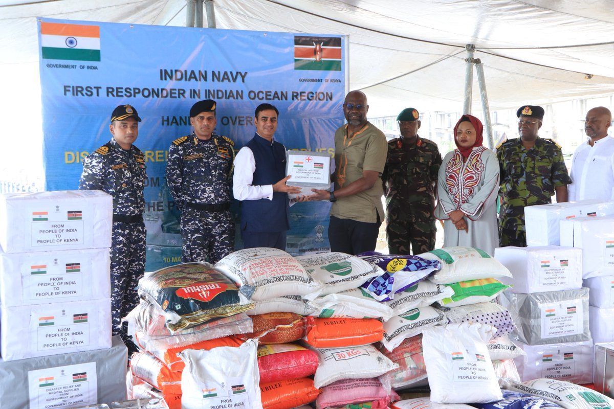 STANDING IN SOLIDARITY WITH KENYA Indian Naval Ship Sumedha, as the first responder in IOR, has handed over food, relief & medicine supplies for flood victims to the Government of #Kenya.🇮🇳 🤝 🇰🇪 @ODP_kenya @indiannavy @MEAIndia @KenyaMOFA @HQ_IDS_India @SpokespersonMoD @DCMohd