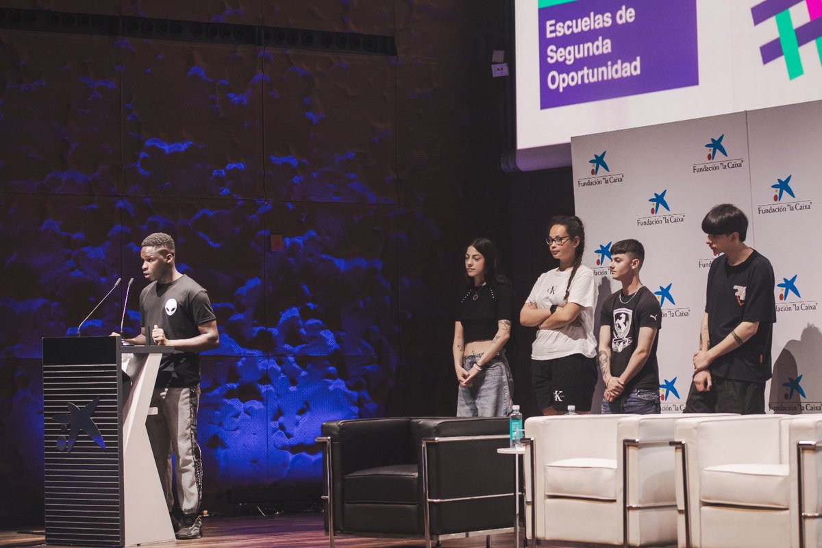 ClaraSanzL's tweet photo. Un placer participar en el VIII Encuentro de @E2OEspana #SomosFuturo. Sois un ejemplo de que un currículo adaptado y una metodología personalizada desarrolla el talento de todos los jóvenes. El abandono escolar temprano no depende del esfuerzo personal, es un fracaso del sistema. https://t.co/TQFxyUzCfZ