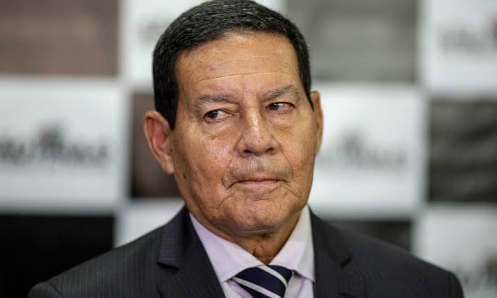 RIO GRANDE DO SUL...procura-se vivo ou morto. HAMILTON MOURÃO senador inútil desapareceu do estado e até agora nada fez para ajudar a população gaúcha. Esse traste é um lixo de ser humano.