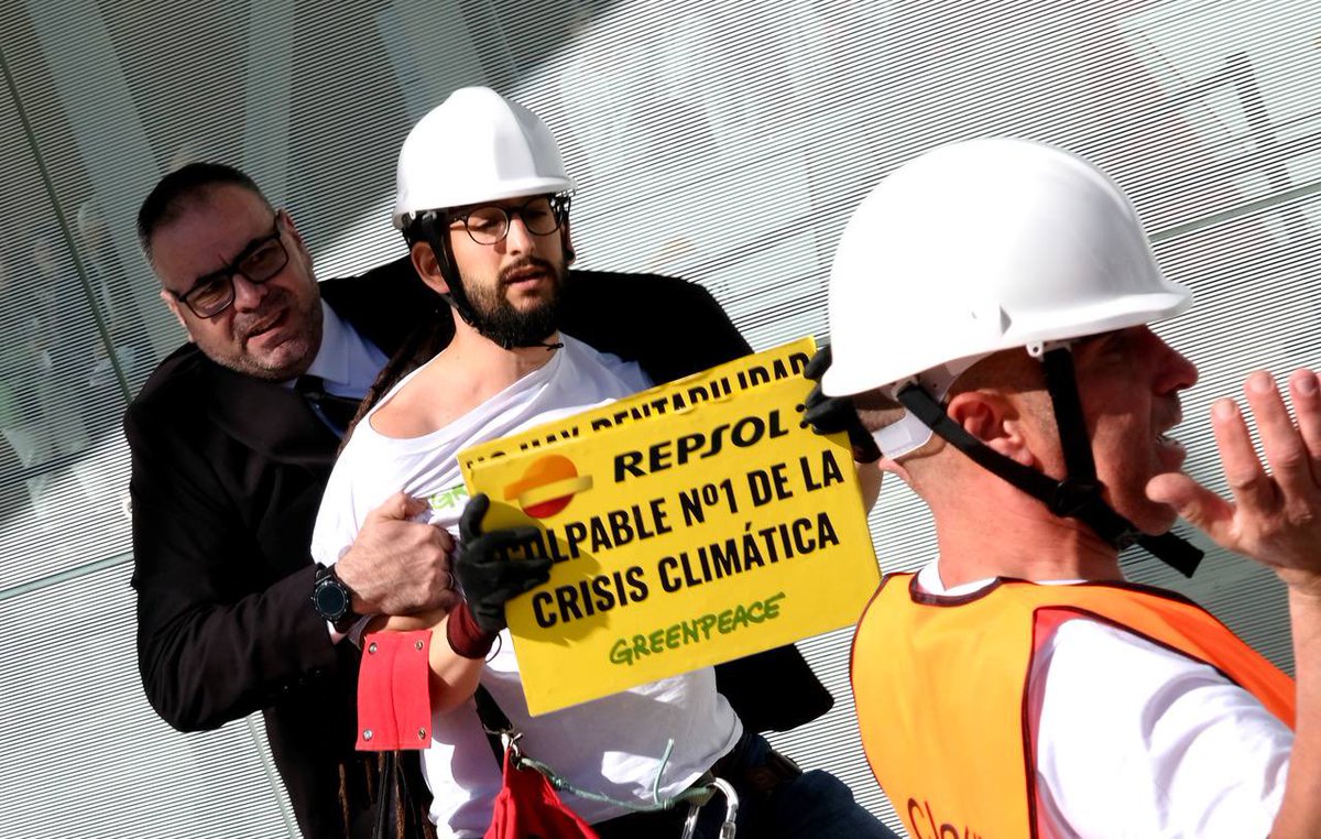 A @Repsol no le ha gustado nada que vengamos a decirles a la cara que, mientras reparten más de 2.460 MILLONES de € entre sus accionistas, destruyen el planeta y causan muertes con su sucio negocio de petróleo y gas.