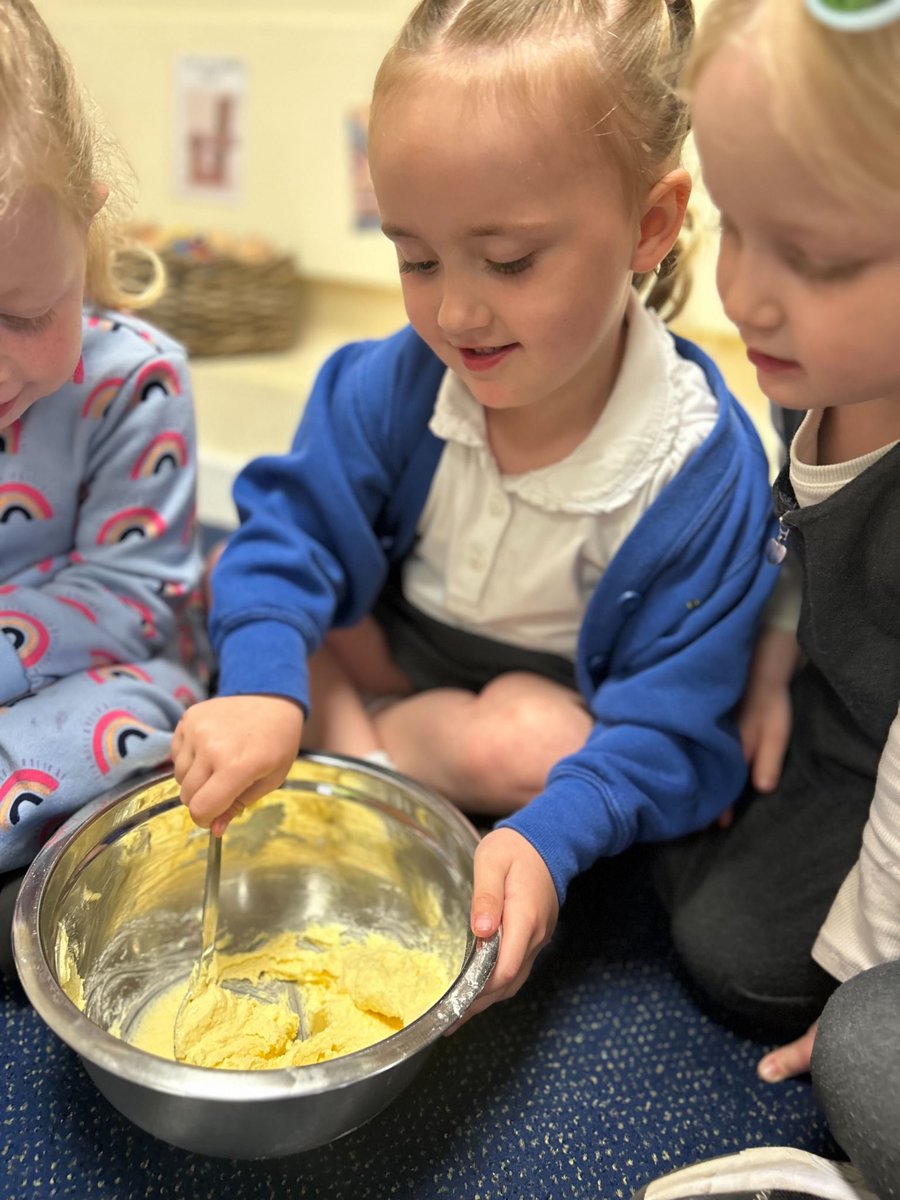 In maths this morning we measured ingredients with weighing scales to make delicious cupcakes. We can’t wait to taste them for our afternoon snack🧁 😋 @Shoreside1234 @MrPowerREMAT @MissKnipeREMAT @MrFoleyREMAT