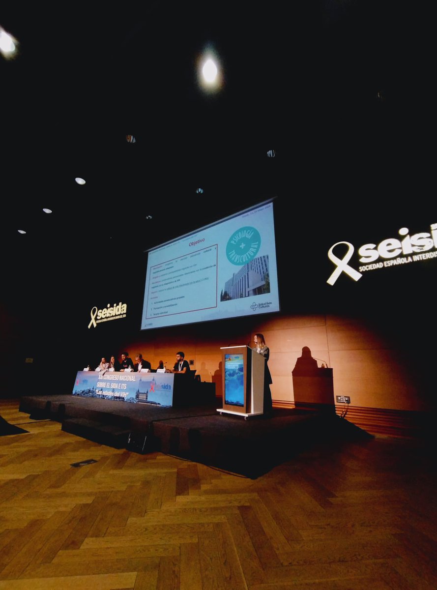 Beatriz Gullón, psicóloga del equipo SEC, durante su intervención en el XXI Congreso Nacional sobre el SIDA e ITS #EdadesDelVIH de @seisida hablando sobre nuestro programa de #PsicologiaTranscultural