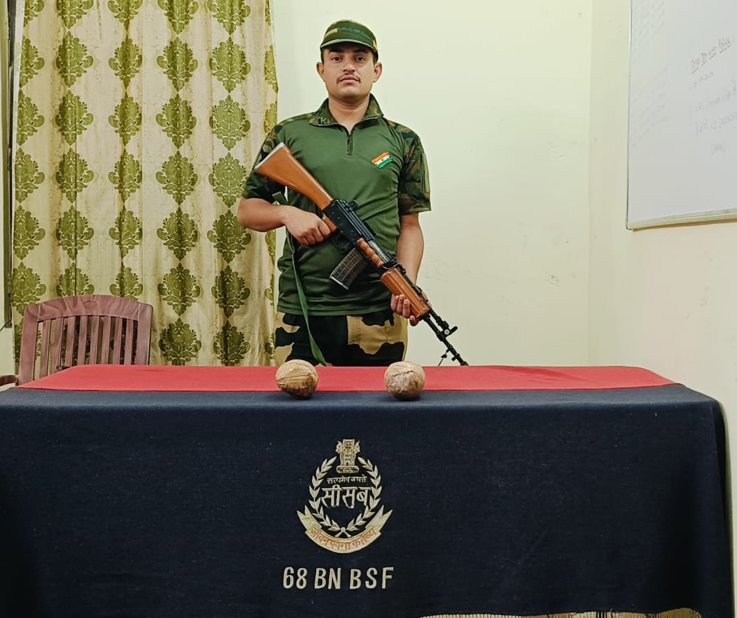09.05.24
In different incidents,#AlertBSF Troops 
@ BSF_SOUTHBENGAL foiled smuggling attempts at International border of West Bengal and seized 404 bottle Phensedyl, 04 FishPin Polybags(worth ₹1.2 Lakh), 700 gm Ganja,being smuggled from India to Bangladesh.
#FirstLineofDefence
