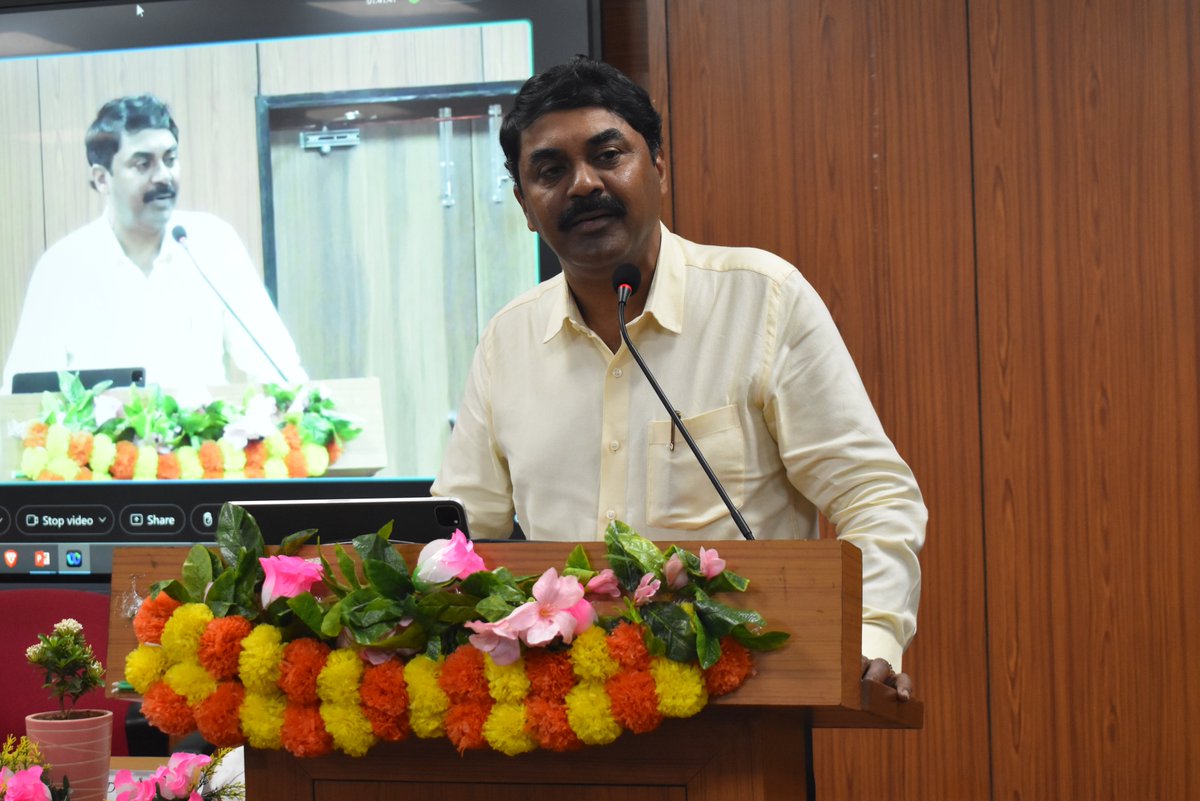 ARCI celebrated #NationalTechnologyDay 'From #schools to #startups: Igniting young minds to #innovate' Dr. G Satheesh Reddy planted a sapling at the campus, visited ARCI facilities & delivered the #NTD Talk. @IndiaDST @karandi65 @nawegate