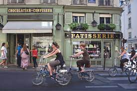 16-80 yaş arasındaki 3337 Parisli'nin ulaşım alışkanlıklarını GPS aracılığıyla ölçmüşler. Haberi özetleyeyim sizler için. 🚴‍♂️5 yıl öncesine göre kent merkezine yolculuk yapanların çoğunluğu artık motorlu araç değil bisiklet kullananlar çıkmış. 🚴‍♂️ Değişimin arkasında Belediye…