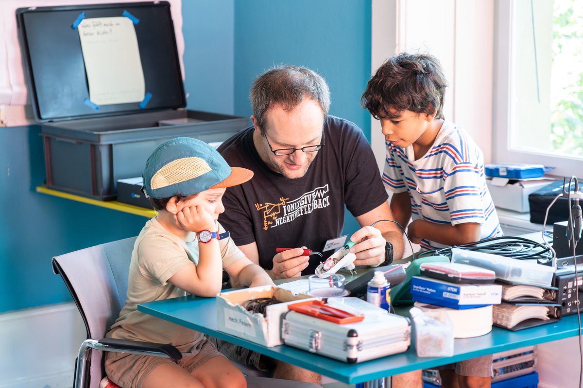 Wer zu Hause geblieben ist und viel Stauzeit auf der Strasse einspart: In acht #RepairCafés kann man diese morgen sinnvoll einsetzen. Defekte Geräte und Gegenstände flicken - für Umwelt, Portemonnaie und Wohlgefühl! 🔧❣️#Kreislaufwirtschaft
repair-cafe.ch/reparieren/rep…