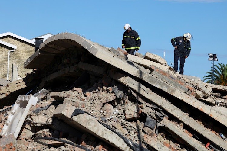 #YNews: The death-toll in the #GeorgeBuildingCollapse has risen to 9. Search and rescue operations for the more than 40 construction workers still trapped under the rubble continue this morning.