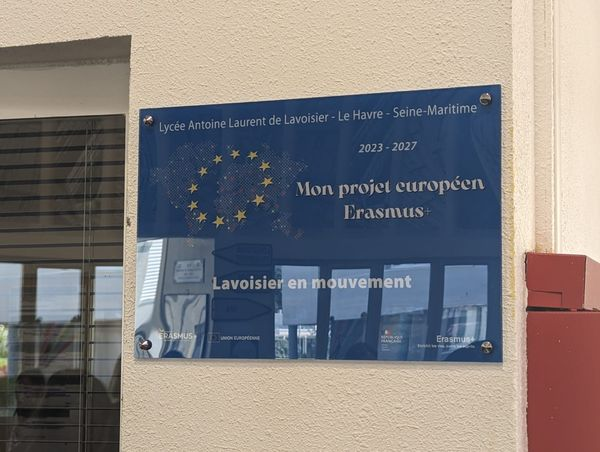 Lundi 6 mai 2024, la rectrice de l'académie de Normandie, Mme Gavini, et le proviseur du lycée Lavoisier du Havre, M Sebert-Montels, ont dévoilé la plaque de la labellisation Erasmus+ de l'établissement. #europe #ErasmusPlus #lycéelavoisier @acnormandie