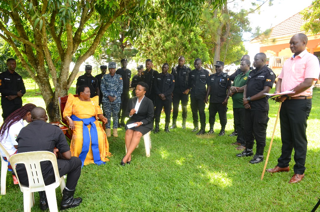 𝐁𝐄 𝐂𝐎𝐔𝐍𝐓𝐄𝐃 Ugandan Prime Minister Nabbanja Robinah was enumerated in the national census today at her residence in Kakumiro district by a village enumerator. #UgandaCensus2024