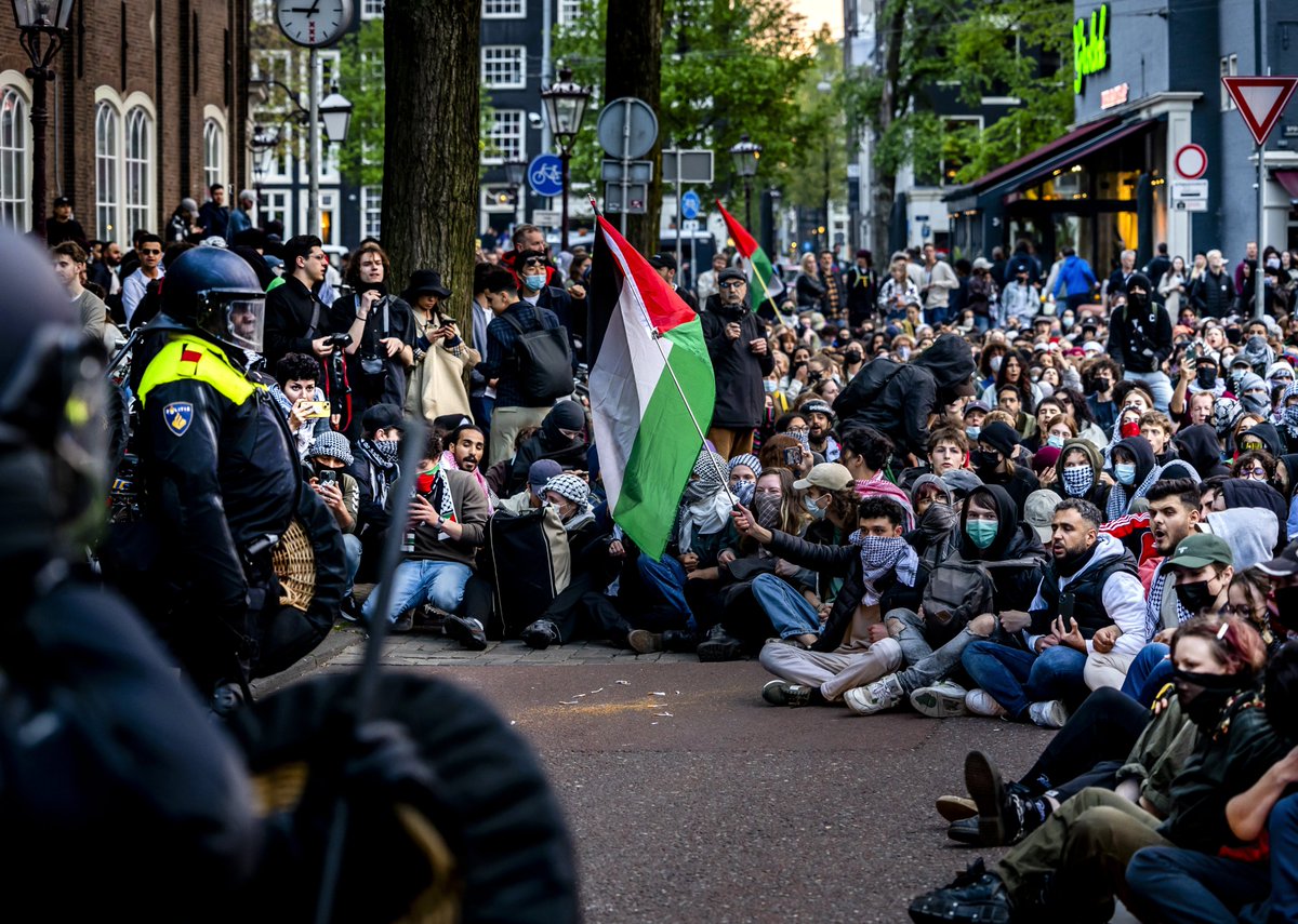 De gemeenteraad van Amsterdam komt vanmiddag samen voor een spoeddebat over de inzet van ME en politie bij de pro-Palestijnse studentenprotesten. We spreken student @CarlosvanEck en Emeritus Hoogleraar Annelies Moors (@a_moors) op @NPORadio1.