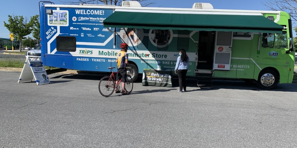 The MCDOT Commuter Store will be at the following locations today: 6:00am-9:00am🗳️Burtonsville Crossing Park & Ride, 391 National Drive, Burtonsville MD 20866 10:00am-1:00pm🗳️ Lakeforest Transit Center in @GburgMD ⚠️ @biketoworkday is a week away!