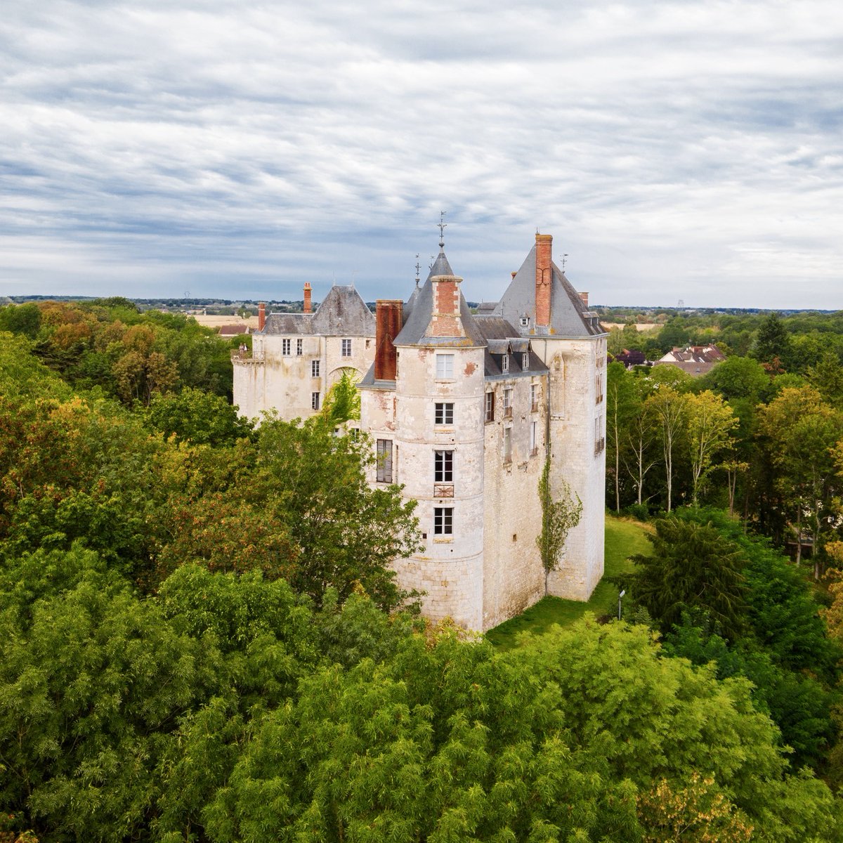 Le majestueux Château de Saint Brisson sur Loire dans son écrin de verdure 🏰 Une forteresse médiévale du 16e siècle située près de Gien ! Connaissez-vous ce magnifique château ? Crédit 📷 : ©châteaudesaintbrisson (sur Instagram)