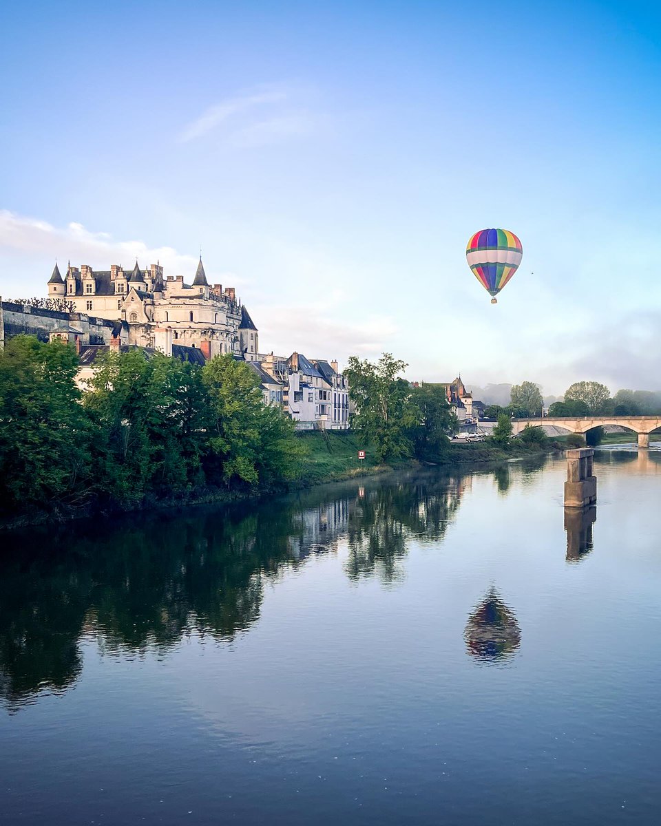 Le magnifique château Royal d'Amboise qui se dresse fièrement au-dessus de l'eau. 🌊 Une charmante montgolfière accompagne ce panorama pour ajouter une petite touche de poésie ! ❤️ 📷 Crédit : ©Amboise Montgolfière (sur Instagram)