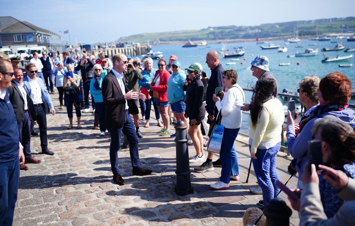 Prince William meets members of the public upon arriving at St. Mary's Harbour, the maritime gateway to the Isles of Scilly, to meet representatives from local businesses operating in the area in Isles of Scilly.

The swag 😎

📸: Birchall-WPA Pool/Getty Images