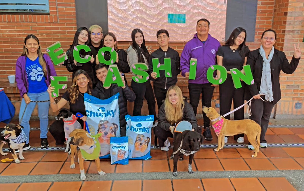 Gracias a todos por venir a #Eco #Fashion fue un éxito con la clase #Comunicación para el Cambio Social, los estudiantes son unos cracks, donaron ropa y accesorios. La fundación <a href="/milagrinos/">Milagros Vera</a> trajo a perros en adopción. A todos ustedes por comprar y #apoyar la #moda #sostenible