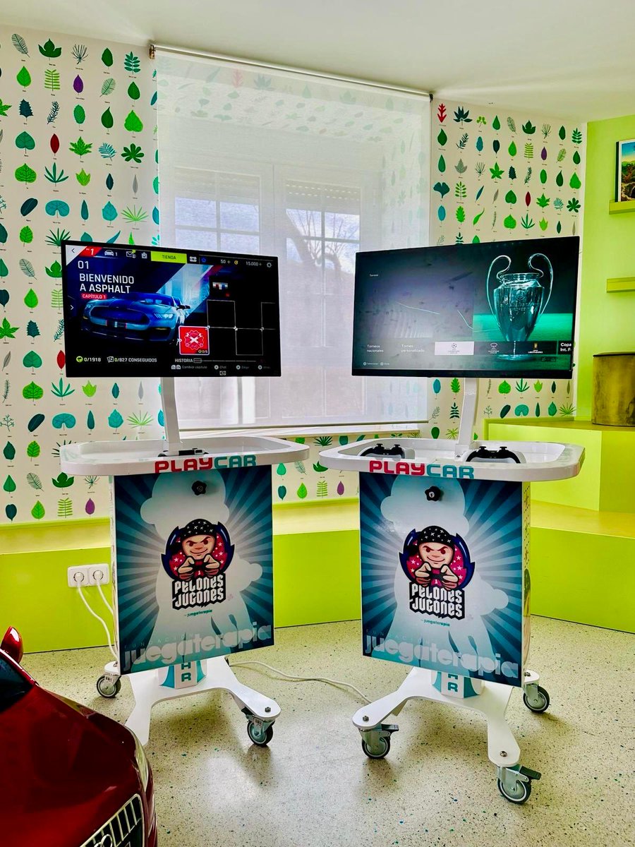 juegaterapia's tweet photo. Así son los #PlayCar, carritos con su TV, su consola y sus juegos, que reparten diversión por las habitaciones gracias a sus ruedas y a la gran labor de nuestros voluntari@s💙
¿Queréis ayudarnos a fabricar uno? En hola@juegaterapia.org os esperamos 🤩
#PelonesJugones ¡y felices! https://t.co/qPsFdqV1vJ