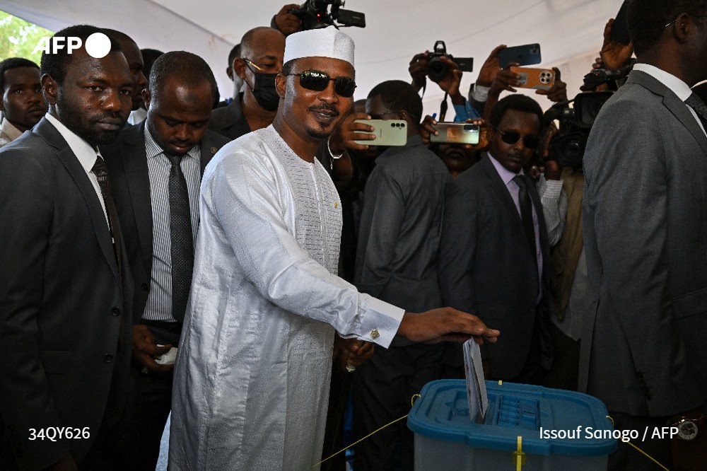 Tchad : le général Mahamat Idriss Déby Itno a été déclaré jeudi vainqueur de la présidentielle, trois ans après avoir pris le pouvoir à la tête d'une junte militaire, mais son Premier ministre Succès Masra, battu, lui conteste cette victoire #AFP