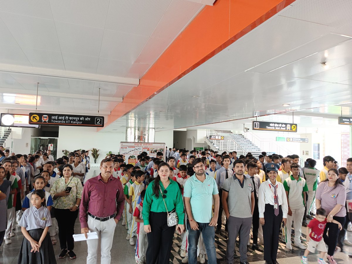 श्री विनायक एकेडमी स्कूल, उरई के विद्यार्थियों एवं शिक्षकों का दल #KanpurMetro की सुविधाओं, कार्य प्रणाली और विशेषताओं से रूबरू हुआ। शैक्षणिक भ्रमण पर आए विद्यार्थियों ने मेट्रो ट्रेन में यात्रा का आनंद भी लिया। #UPMetro:साकारहोतेसपने