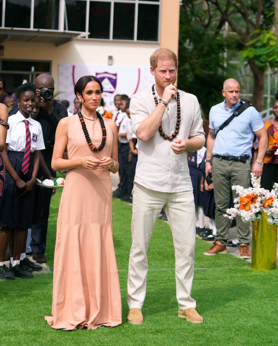 The woman who claims she felt stifled by the royal family, to the extent that she wasn’t allowed to wear colourful clothes, visits the most vibrant continent in the world, only to opt for a beige outfit. She is so fake.

#HarryandMeghanAreAJoke