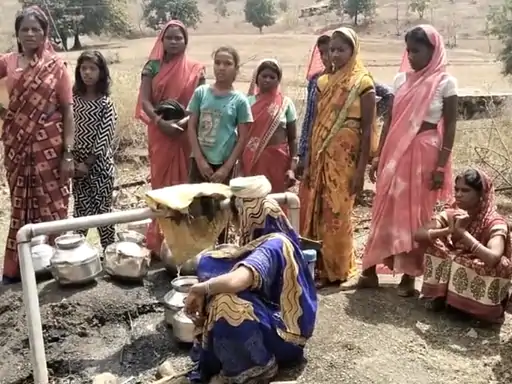 बैतूल की ग्रामीण महिलाएं पानी भरने के लिए कर रहीं है भारी मशक्कत: नल-जल योजना से नहीं मिल रहा पेयजल; खड़ी पहाड़ी चढ़कर दो किमी दूर से महिलाएं लाती हैं पानी, पढ़े पूरी रिपोर्ट 
#MadhyaPradesh #MPnews 
dainik-b.in/h9FTSxNWtJb