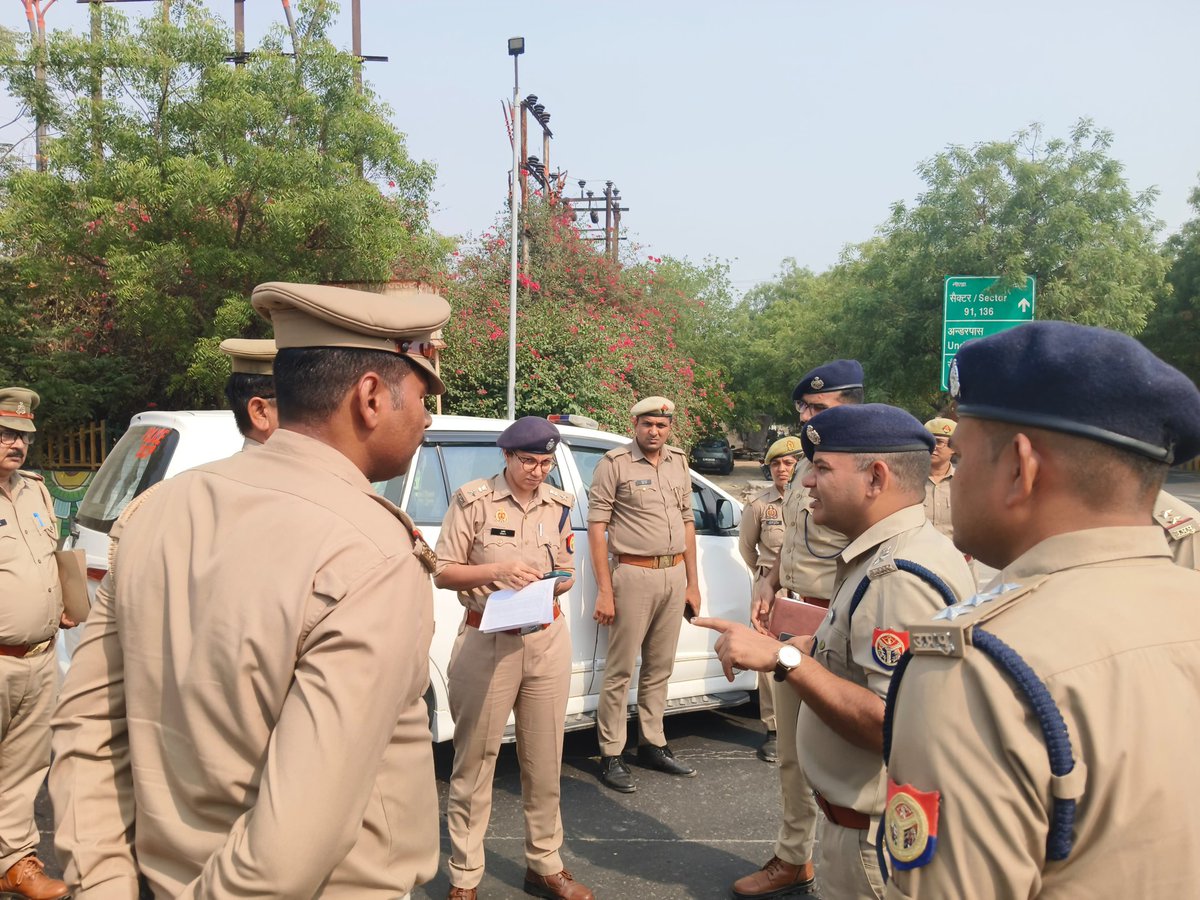 .@DCPCentralNoida,@dcptrafficnoida द्वारा वीवीआईपी आगमन के अवसर पर ड्यूटी पर तैनात पुलिस कर्मियों को ब्रीफ किया गया एवं सर्व संबंधित को आवश्यक दिशा–निर्देश दिए गए। यातायात हेल्पलाइन नं०–9971009001