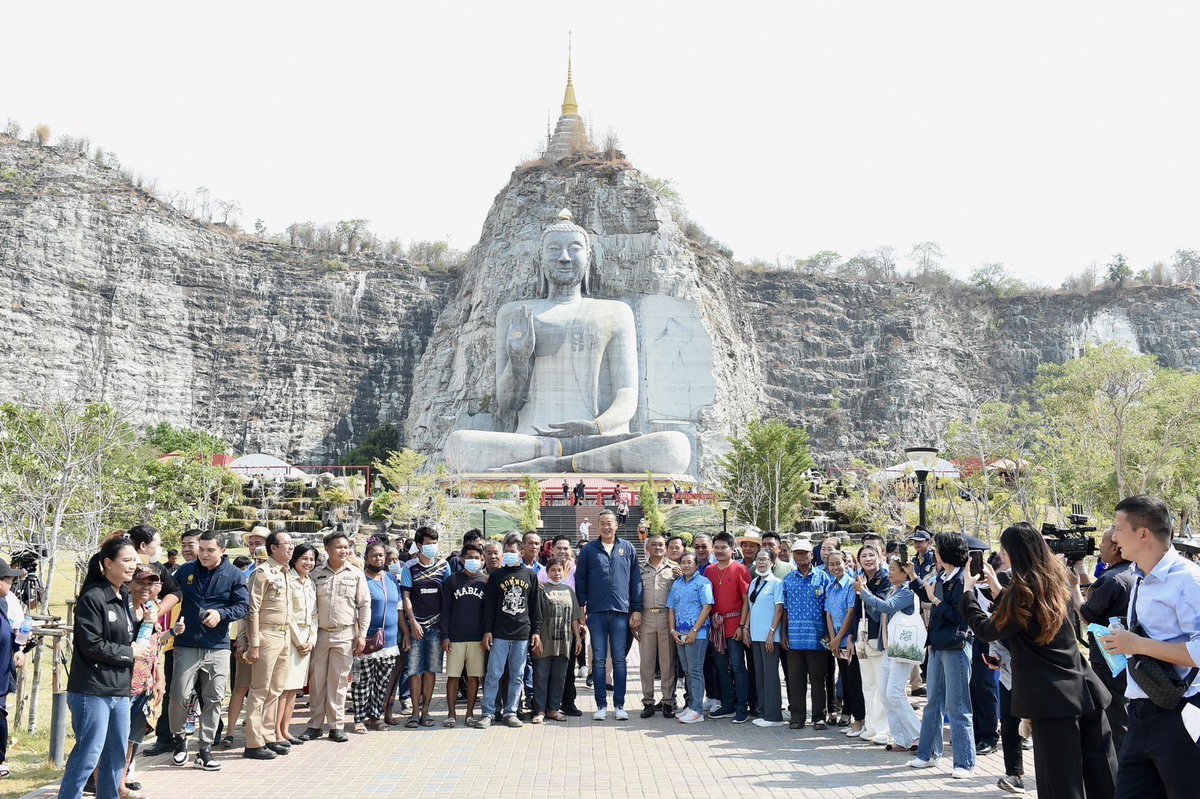 ก่อนจบภารกิจวันนี้ แวะสักการะพระพุทธปุษยคีรีศรีสุวรรณภูมิ หรือ หลวงพ่ออู่ทอง พระพุทธรูปแกะสลักหน้าผา ที่วัดเขาทำเทียม อ.อู่ทอง

หลักฐานจากกรมศิลปากรชี้ว่า ในอดีตพื้นที่แห่งนี้เคยเป็นจุดเริ่มต้นของการเผยแผ่พระพุทธศาสนาในดินแดนสุวรรณภูมิ และเป็นวัดแห่งแรกในประเทศไทย…