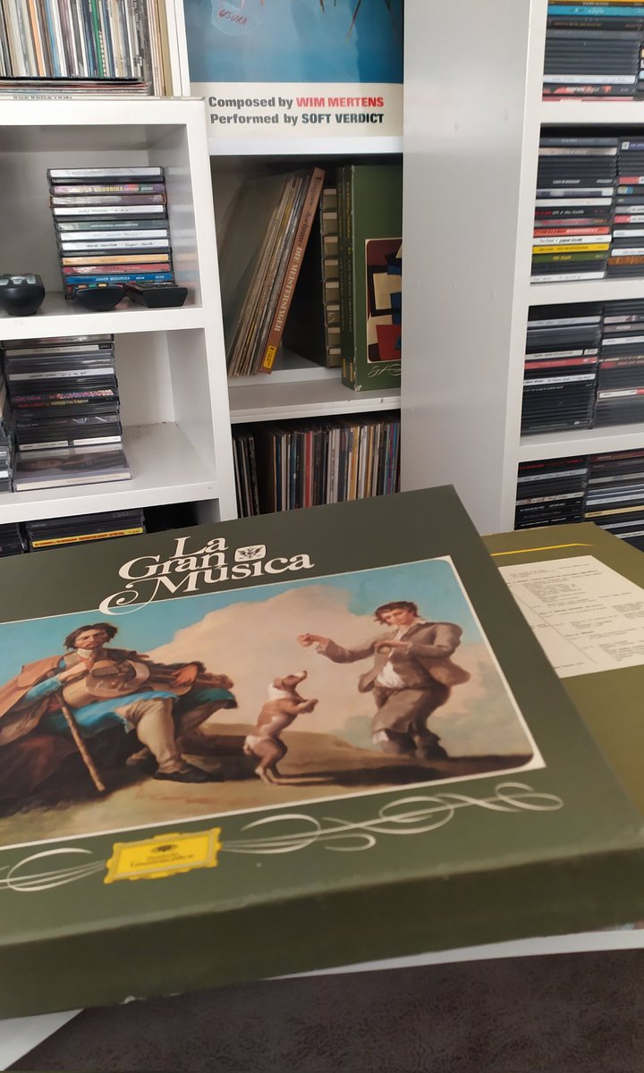 Fa anys al meu fill, per temes de FEINA, li van dir que LLENCÉS unes CAIXES amb CENTENARS d'LPs/CDs. Entre #Bauhaus #Love #TheCommunards o #KingCrimson, aquesta EXTENSA COMPILACIÓ de CLÀSSICA #DeutscheGrammophon: 11 caixes (6 discs + llibre cadascuna). Neòfit, avui m'hi he posat