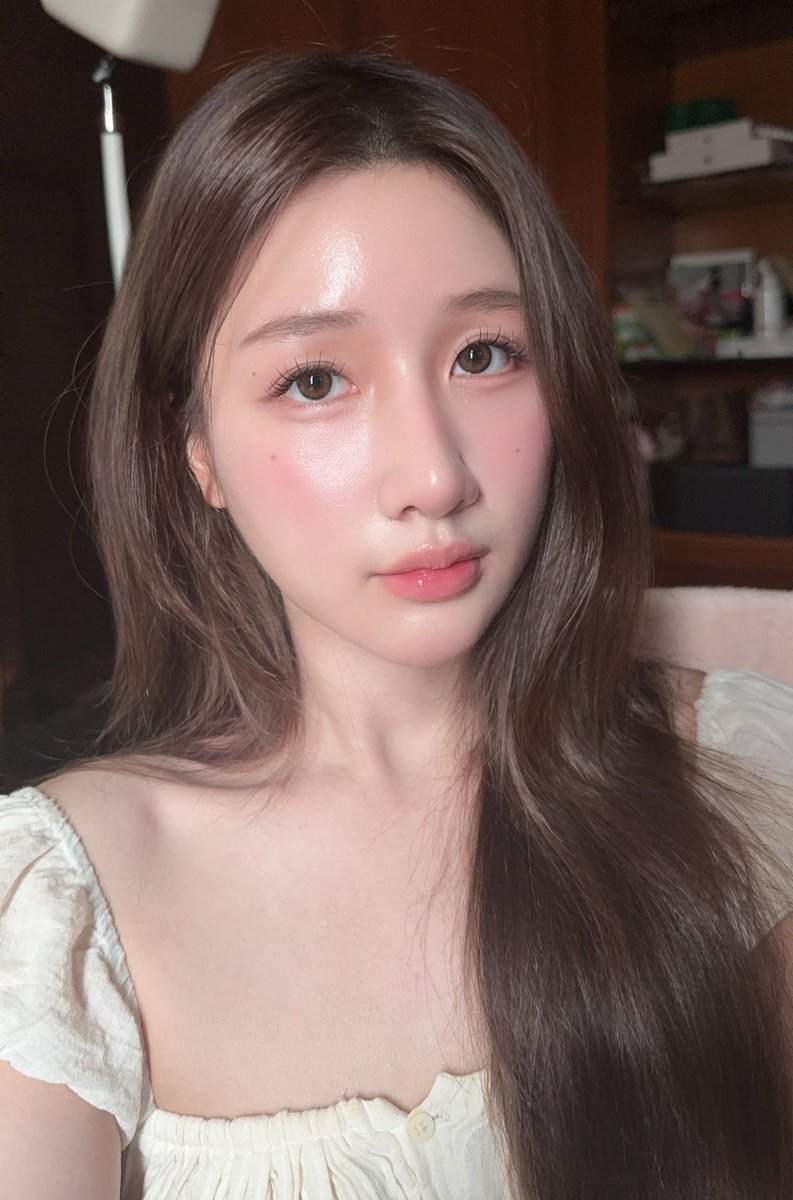 เอาบลัชกาล่าที่ออกใหม่มาลองปัดแก้มแบบคนจีนครั้งแรก เออ เวิคจริงด้วยอะ ฟุ้งยิ่งกว่าฝัน เป็นทริคสำหรับคนหน้ายาวเลย พอทำแล้วหน้าสั้นลง ดูเด็กลงไปด้วย ในรูปใช้แบบแแท่งสติ๊กของ gala นะ สีสวยมากจะบ้า