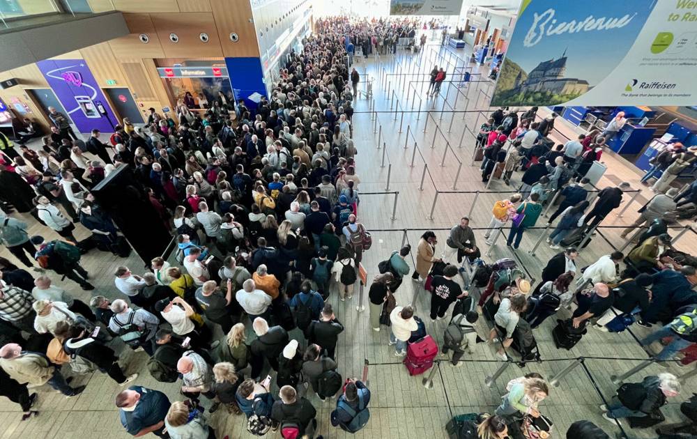 Na, das war ein 'angenehmer' Start in den Freitag: Rund 800 Passagiere mussten am Luxemburger Flughafen ein zweites Mal durch die Sicherheitskontrolle. Wie es dazu kam und welche Flüge aktuell verspätet sind. volksfreund.de/region/luxembu…