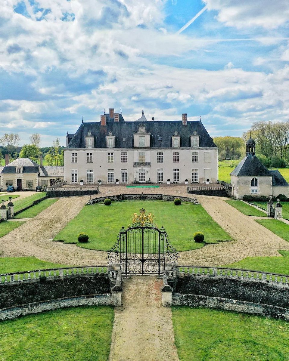 Le magnifique château de Champchevrier en Indre-et-Loire 🏰 Le saviez-vous ? Ce château royal et familial est habité par la même famille depuis 1728 ! Crédit photo 📷 : ©Château de Champchevrier et ©chateauxethistoire (sur Instagram)