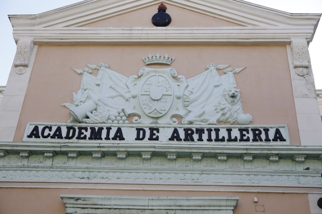 La ministra de Defensa se encuentra hoy en #Segovia, donde visita la Academia de Artillería @EjercitoTierra, cuya misión principal es la formación integral de los futuros oficiales y suboficiales artilleros.