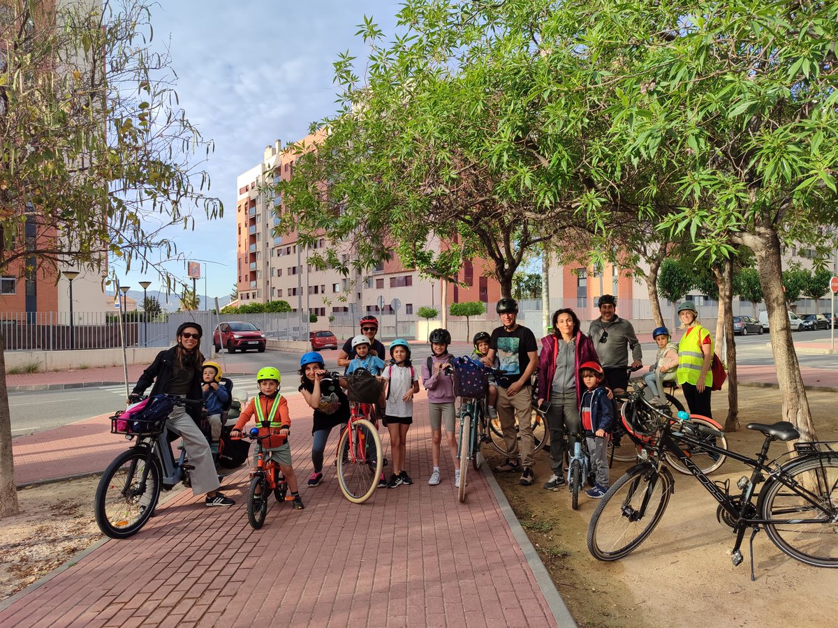 Las calles son de todos, también de quienes queremos transitarlas de forma tranquila y segura

Hoy sacamos el primer bicibús para ir al cole Puente Doñana desde @JovenFutura. Nos sumamos, así, al movimiento #StreetsForKids que se celebra hoy

#CallesAbiertasParaLaInfancia