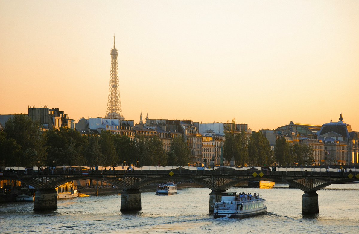 Happy Friday and bon week-end à tous! #Paris #Travel #FridayFeeling #eiffeltower #FridayVibes #France #architecture #sunset #weekendmood #Friday 📸 Gabriel Vidal ♥️💞
