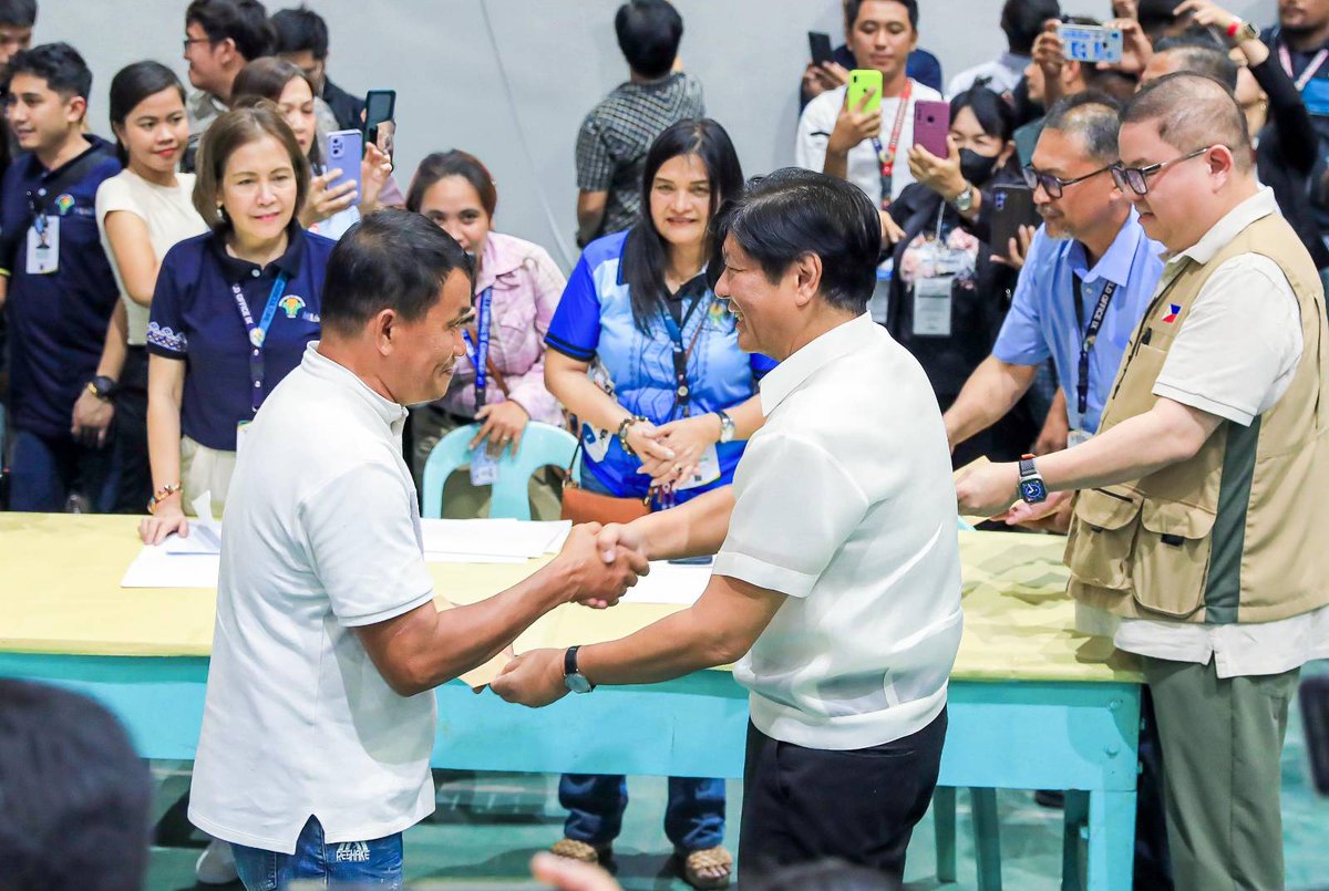 President Ferdinand R. Marcos Jr. on Thursday assured that no region or province will be left out in the provision of government assistance to help the people amid the extreme heat and drought due to #ElNiñoPH. (📷: PCO) ptvnews.ph/pbbm-vows-el-n…