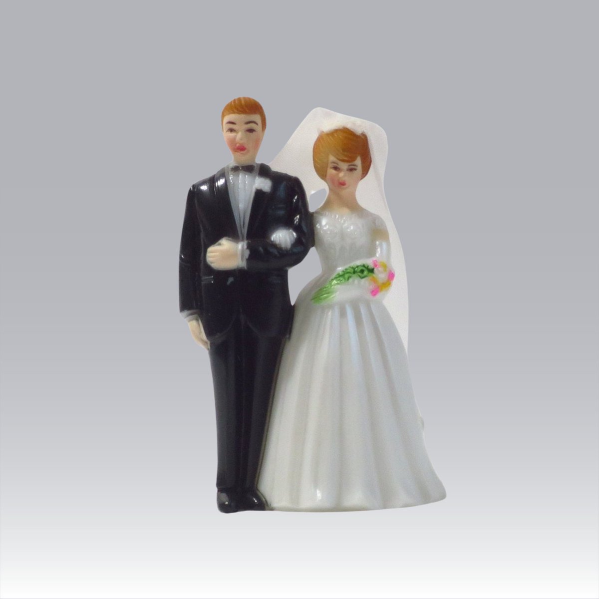 Vintage Bride and Groom Cake Topper made in Hong Kong tuppu.net/b8d39f64 #MomDay2024 #EtsyteamUnity #Vintage4Sale #SMILEtt23