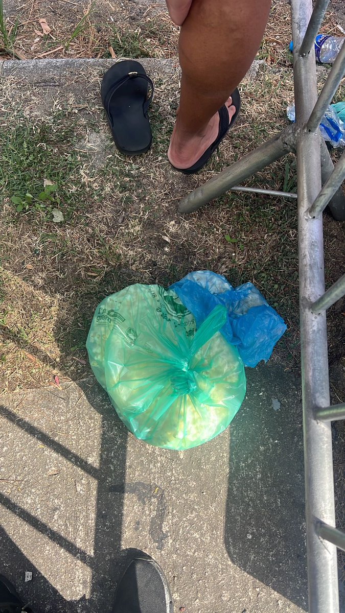 venecasagrande's tweet photo. Torcedores do Flamengo levaram pipoca para tacar nos jogadores. Sextou com clima tenso no Ninho. @sbtrio https://t.co/3fbKbHA6pu