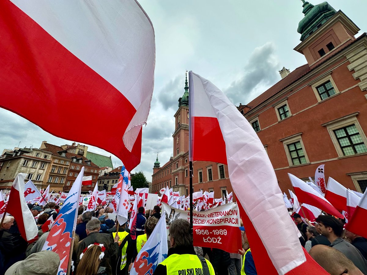 „Zielony ład Czerwony jad Dawaj swą kasę Dawaj swój wkład Wpuszczaj migrantów Wcinaj robaki Przed twoim domem staną wiatraki” - unosi się nad tysiącami ludzi na manifestacji #Solidarność przeciwko #StopZielonyŁad