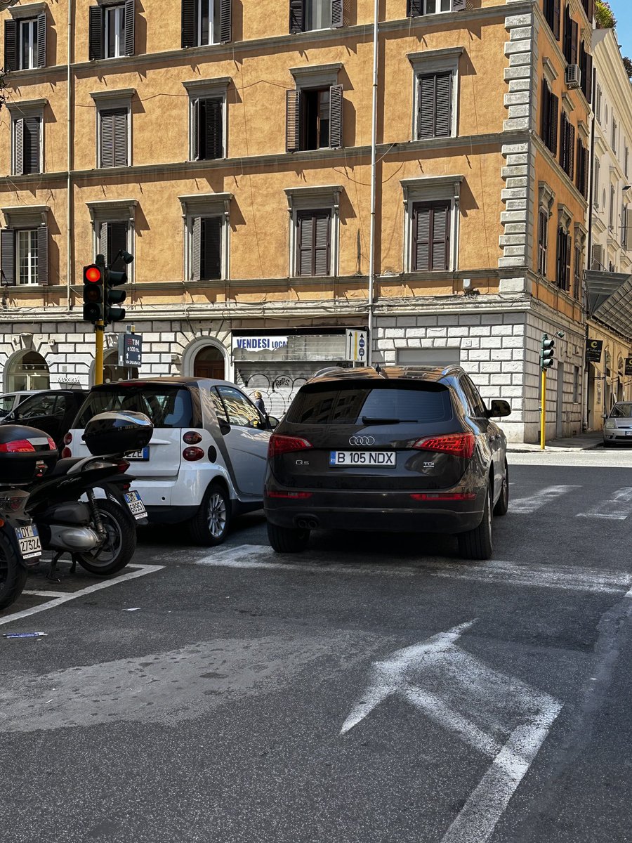 Chissà se i romani inizierebbe a vergognarsi di lasciare le macchine in doppia fila se sapessero che tramite la targa si risale al proprietario anche se non  un vigile a fare la ricerca.